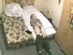 Egy lány barna hajú  ...