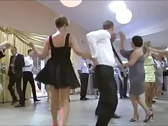 Egy jóképű férfi seg ...