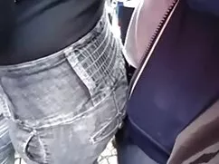 Egy lány barna hajú, ...